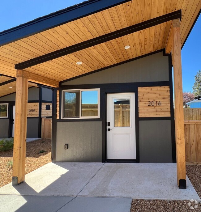 Building Photo - 2016 SW Reindeer Ave