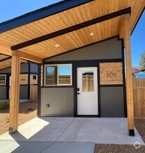 Building Photo - 2016 SW Reindeer Ave