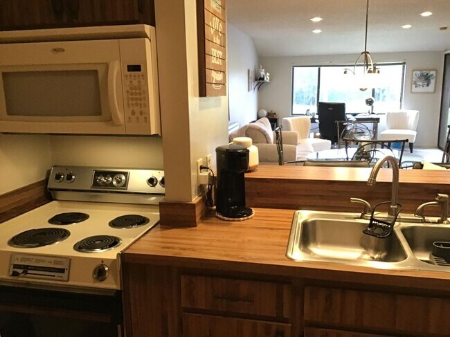 Foto del edificio - 29300 Bay Hollow Dr