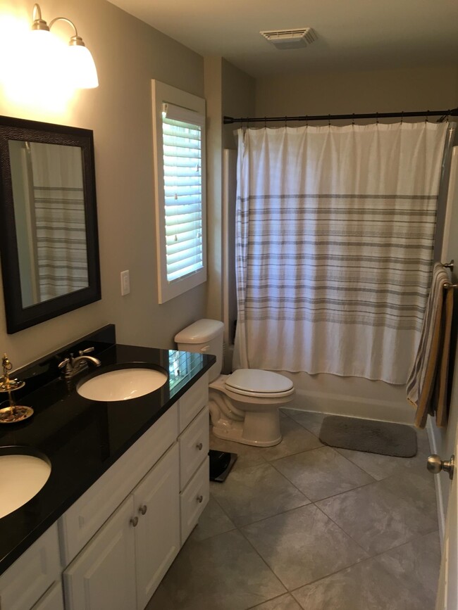 Master bath - 201 Paris View Dr