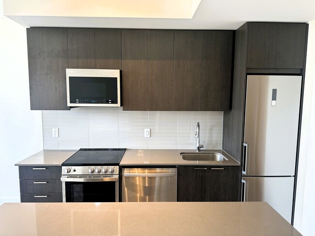 Building Photo - Bright & Contemporary Condo! (1+Den, 2 Ful...