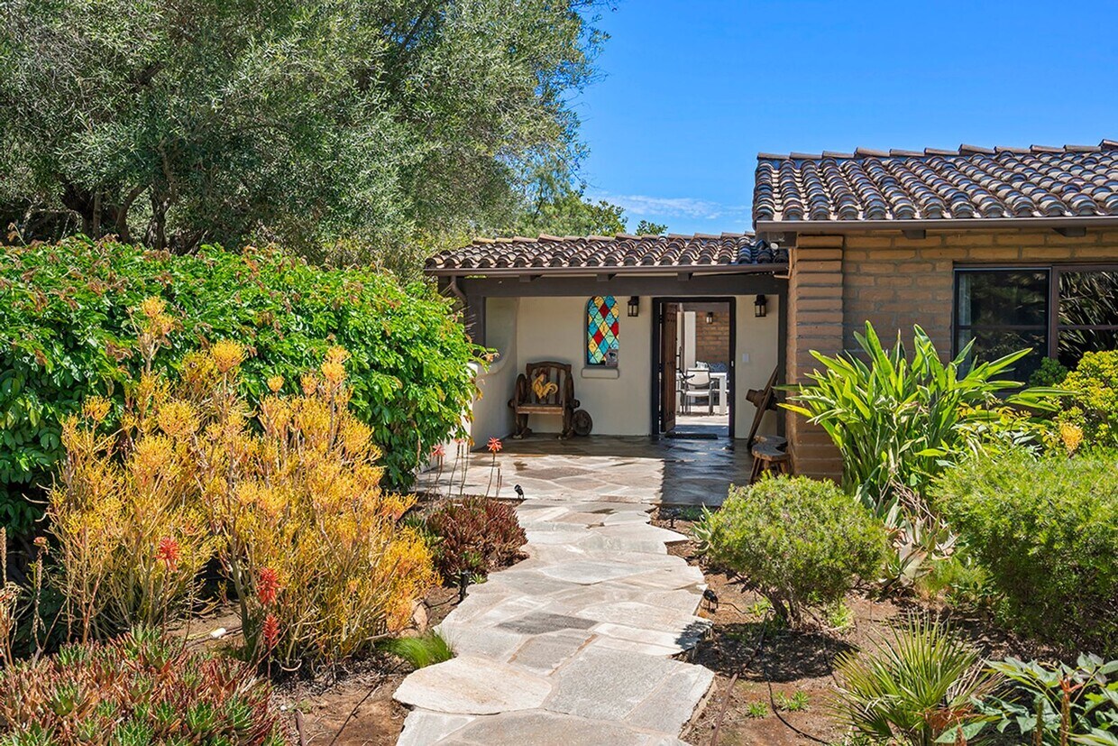 Foto principal - This Beautiful Hacienda Style Home combine...