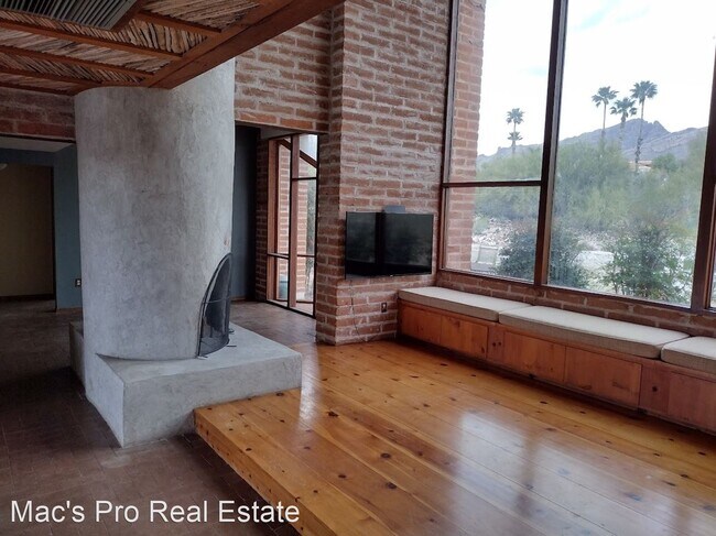Building Photo - 2 br, 1 bath House - 5211 E. Camino Franci...