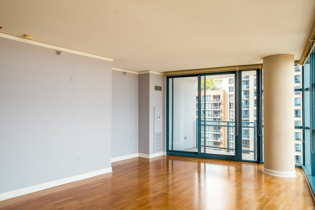 Living Room - View of Chicago River/ Boats - 201 N Westshore Dr