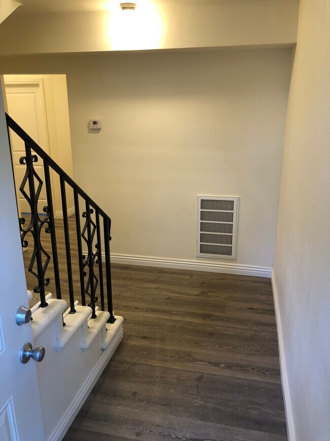Entry - 3121 Hollycrest Dr