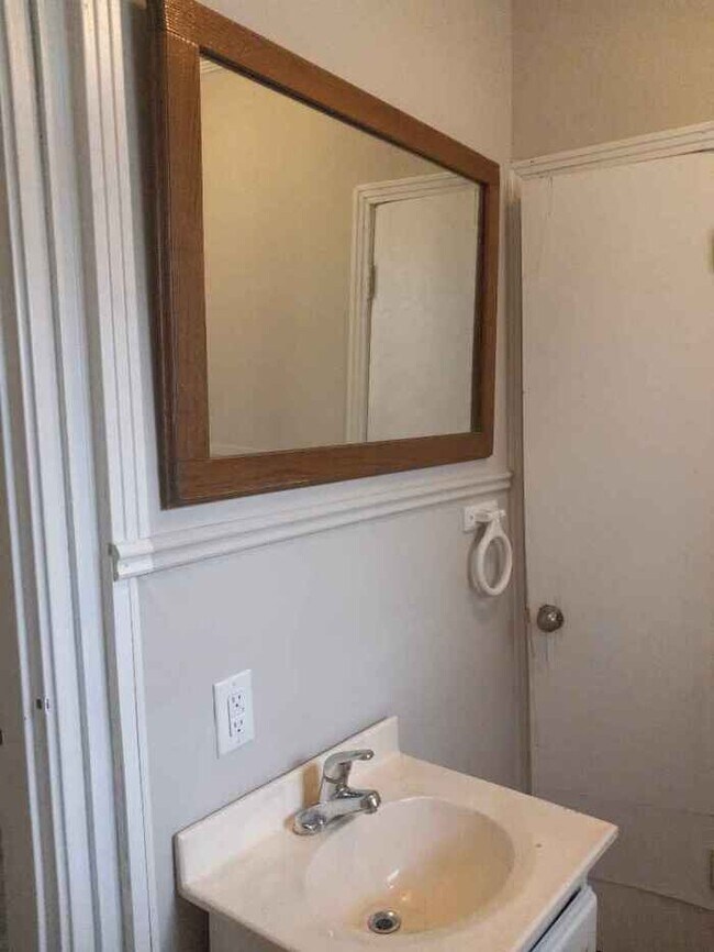 Building Photo - Cozy 2 bedroom, 2 bathroom home!