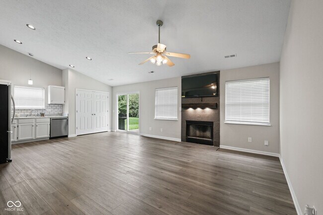 Foto del edificio - 6815 Cherry Laurel Ln