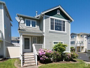 Building Photo - 11216 3rd Ave E