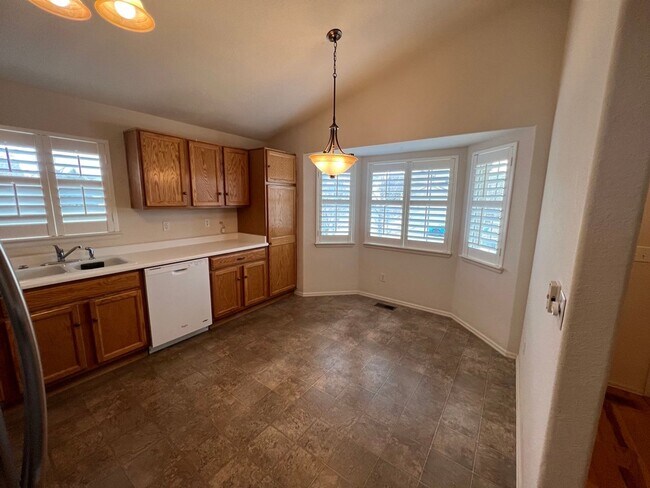 Foto del edificio - Literally One Block Away From Skyview Middle School