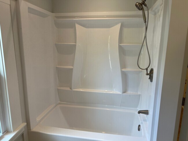 Building Photo - 146 Elm St