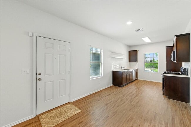 Foto del edificio - 7013 Tonka Ln