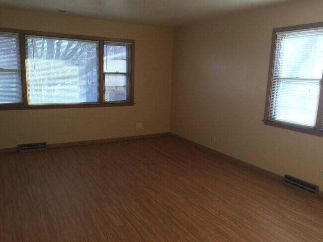Foto del edificio - COZY EFFICIENCY LOCATED NEAR DOWNTOWN SIOUX FALLS! CALL TODAY FOR A SHOWING!