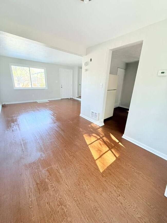 Building Photo - 2 Bedroom / 1 Bathroom House in Quiet Neighborhood
