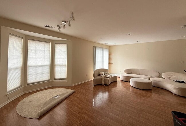 Building Photo - 17 Mulberry St