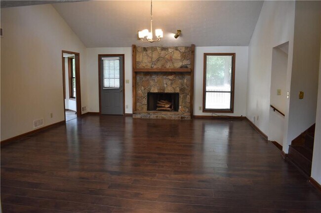 Building Photo - 2811 Pine Cone Ln