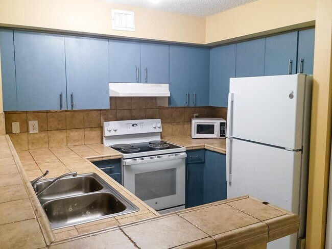 Foto del edificio - 1721 Village Blvd