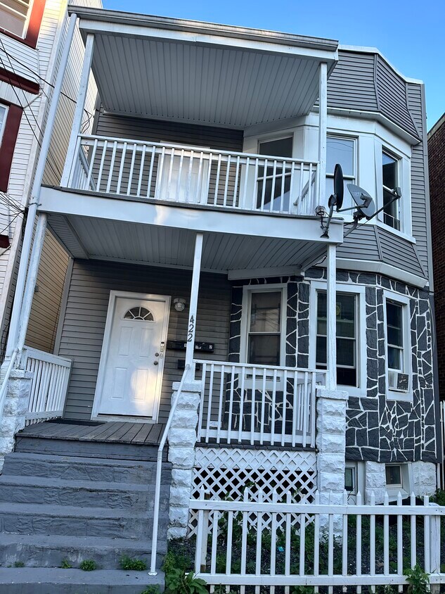 Primary Photo - 422 Jelliff Ave