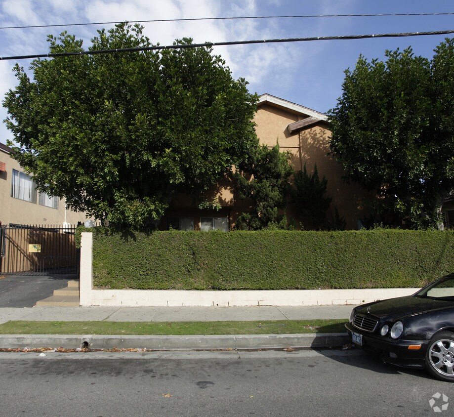 Building Photo - 13043 Vanowen St