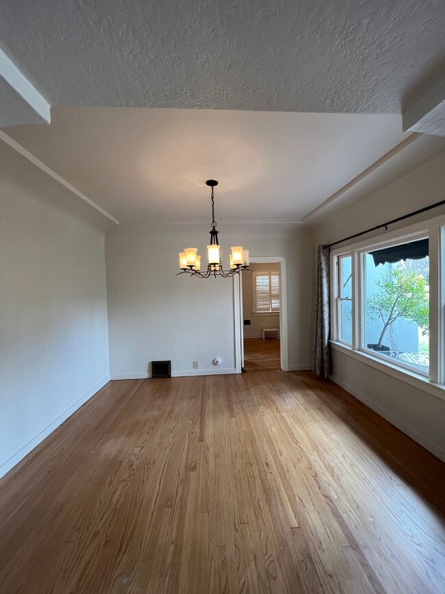 Building Photo - 2 bed (optional 3) 2 bath Vintage Charm ho...