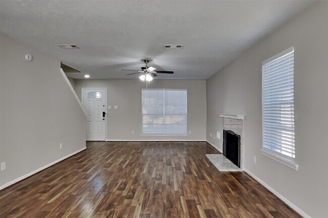 Foto del edificio - 16323 Jast Dr