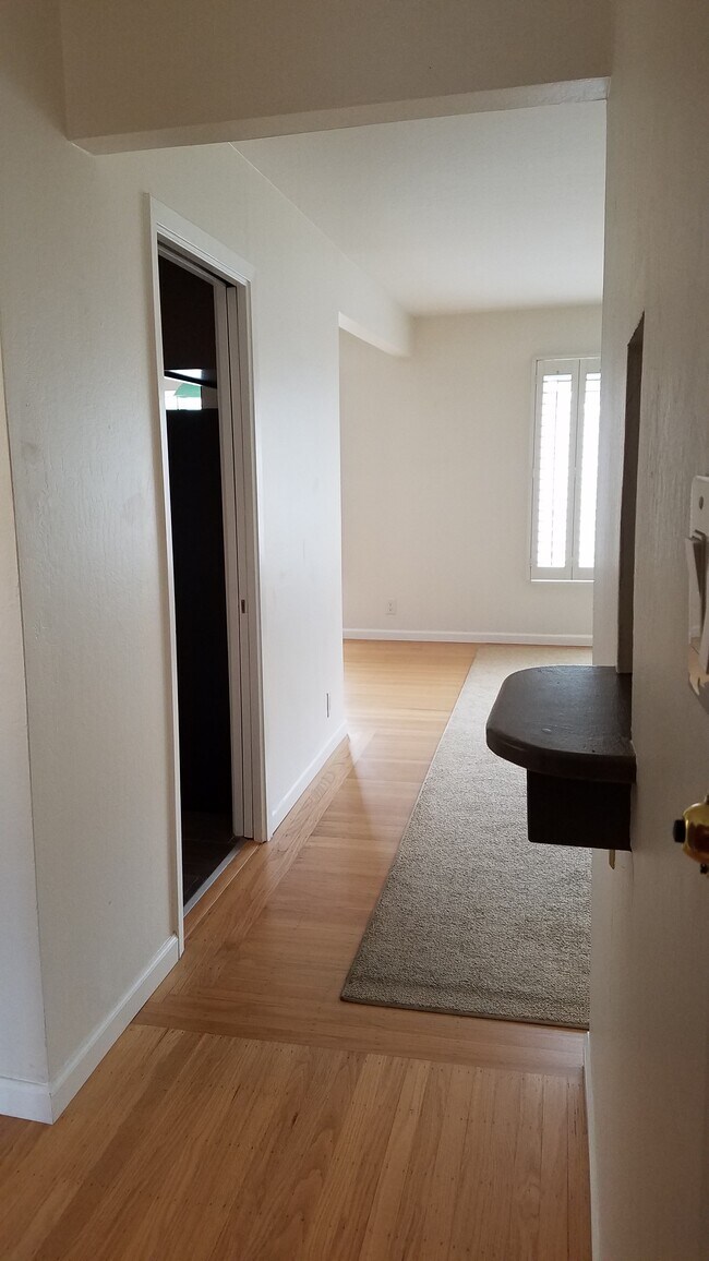 Looking right, to LR, from front door - 3055 Market St