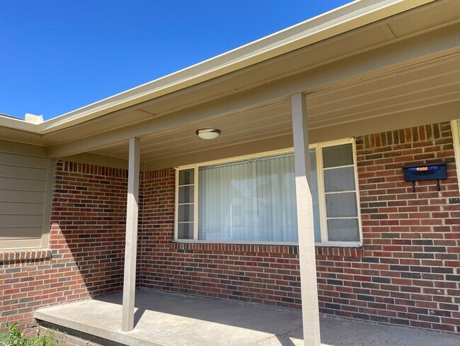 Building Photo - Darling Midtown Charmer! 3 bed 1 bath - NE...