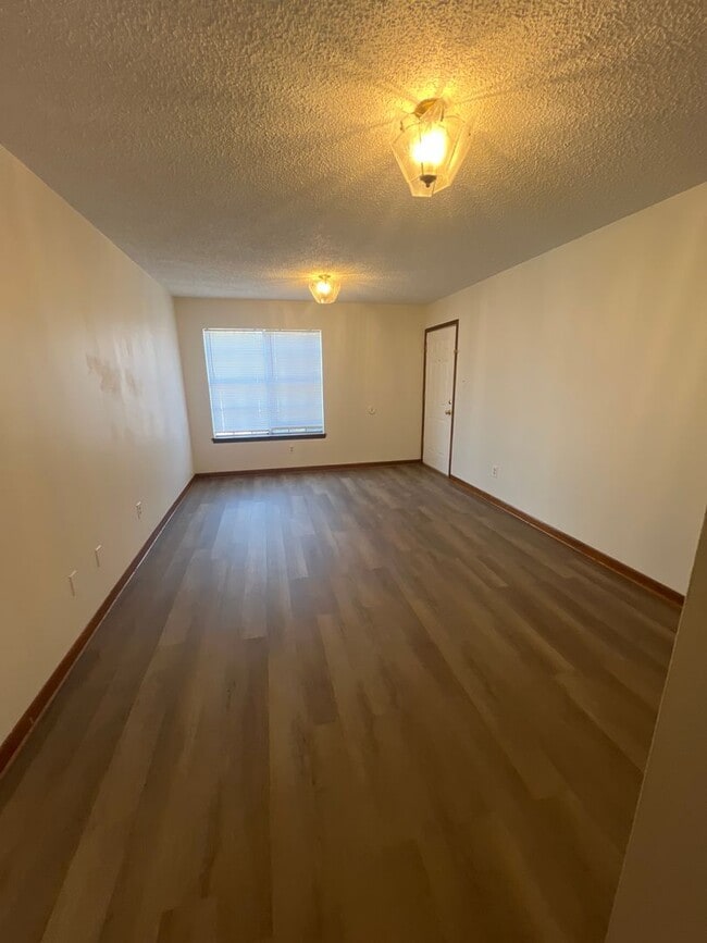 Building Photo - 2 Bedroom 1 bath for lease