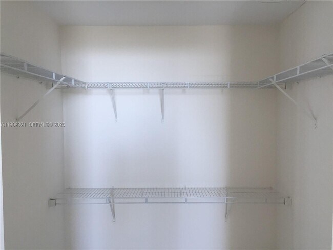 Foto del edificio - 1861 NW South River Dr