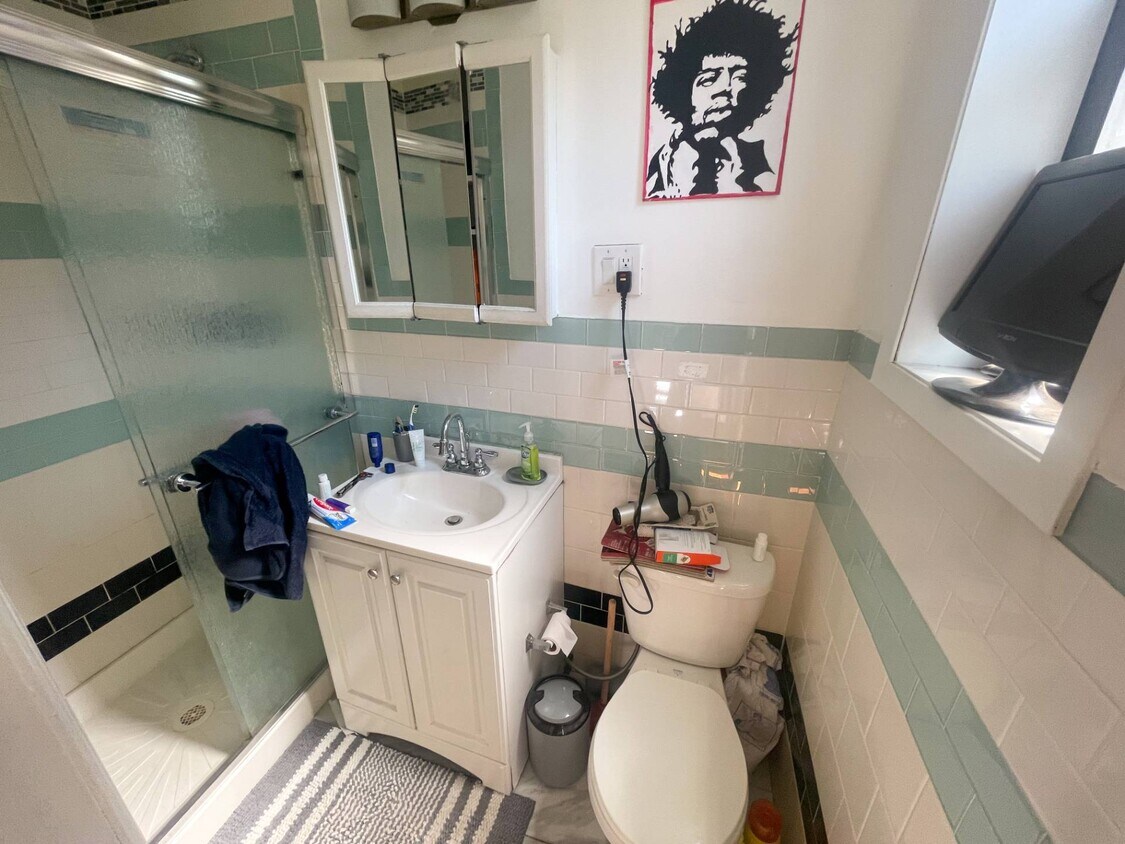 Building Photo - 1878 Putnam Ave