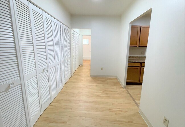 Foto del edificio - 6350 Forward Ave