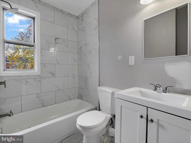 Foto del edificio - 1528 Kingsway Rd
