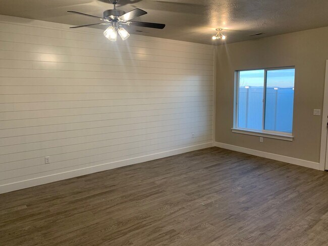 Building Photo - Beautiful Town home in Cedar City
