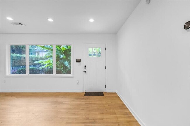 Building Photo - 844 Deckner Ave SW