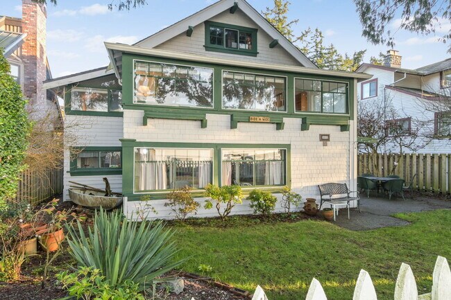Building Photo - AVAILABLE NOW  MOVE IN TODAY  FULLY FURNISHED 3 BED UPPER SUITE *** STEPS TO THE SAND Rare opport...