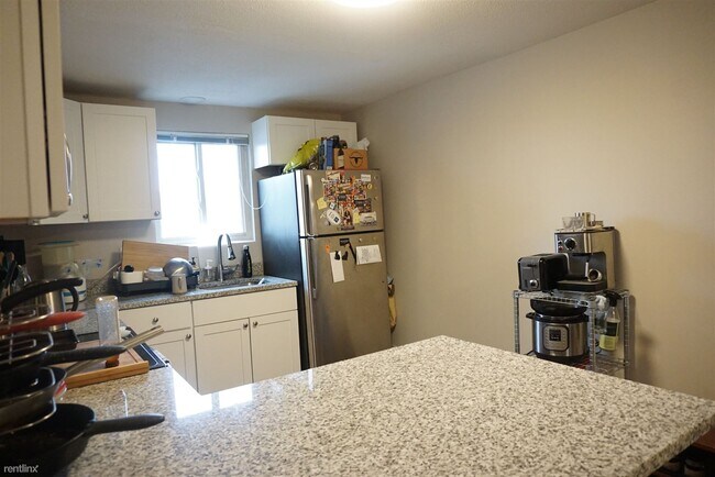 Building Photo - 1 br, 1 bath  - 61 Crescent St 7