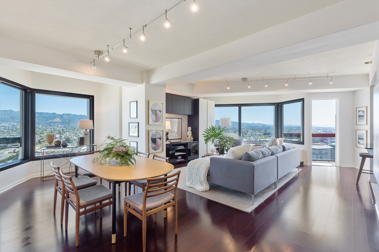 Foto principal - 6363 Christie Ave