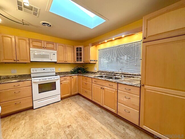 Building Photo - 5151 Don Mata Dr
