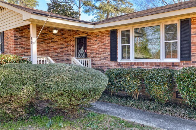 Foto del edificio - 3 Bed/2Bath home with garage, sunroom, and shed in Martinez