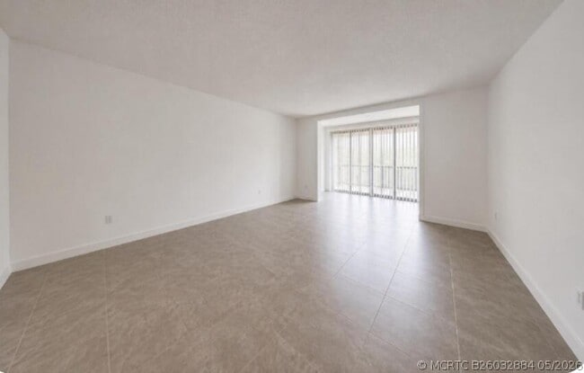 Building Photo - 3740 Inverrary Dr