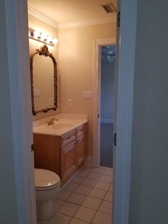 Segundo baño - 19333 Beaufain St