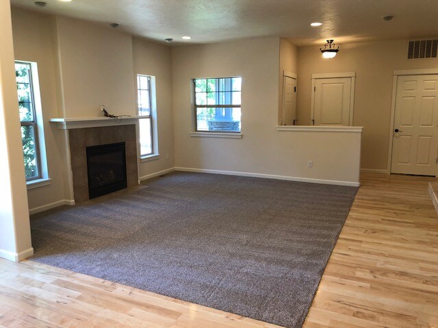 Building Photo - MOVE IN SPECIAL $500 off first month rent ...