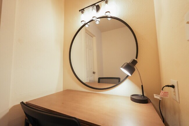 Foto del edificio - Furnished Master Bedroom 3 with Patio Access — Shared Executive Home