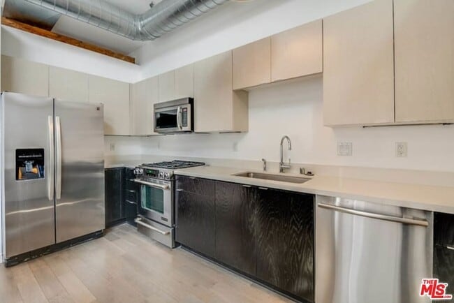 Building Photo - 527 Molino St