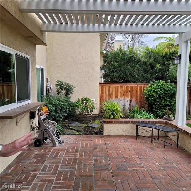 Building Photo - 3 br, 2.5 bath House - 9 E Yale Loop # 32