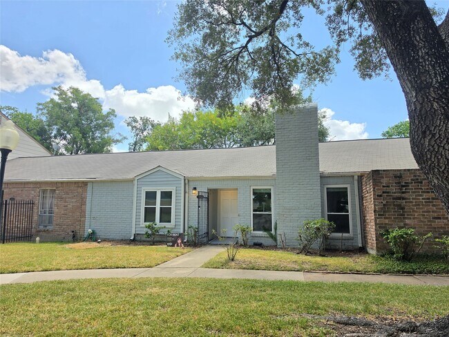 Building Photo - 11805 Southlake Dr