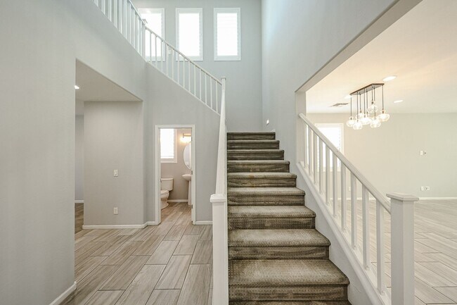 Foto del edificio - Beautiful 5bedrooms-2Baths Modern Style Home!