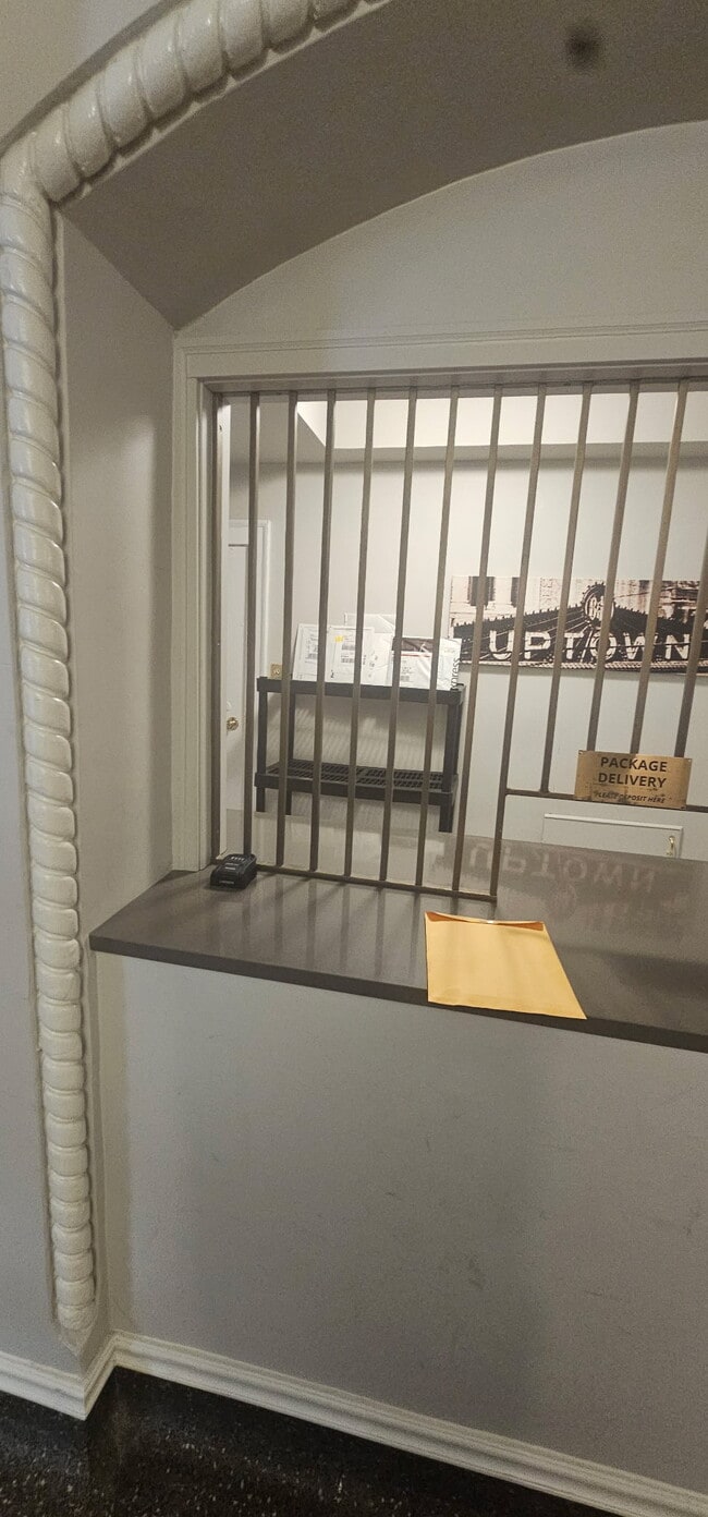 Building Photo - 817 W Lakeside Pl