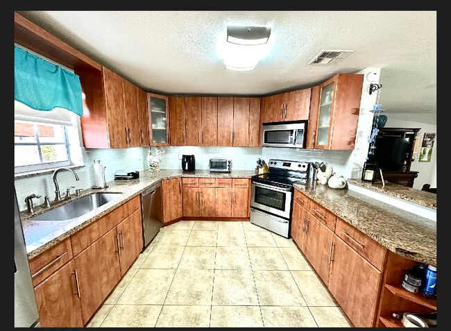 Building Photo - 660 W 70th Pl