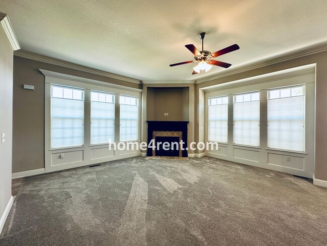 Building Photo - Main Level Primary Bedroom, Updated Kitche...