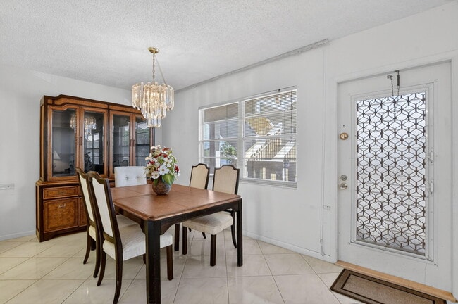 Building Photo - 2035 Ainslie C